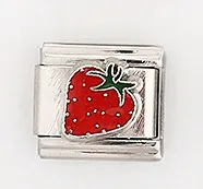 Détail macro d'un maillon de bracelet modulaire italien avec un motif fraise rouge