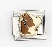 Makro-Detail des italienischen Charms aus Edelstahl mit Hundekopf aus Emaille