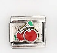 Détail d'un maillon italien avec motif cerise en 3D sur bracelet en acier inoxydable