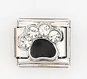 Detailansicht des Pfotenabdruck-Anhängers mit schwarzer Emaille und Kristallen am Armband