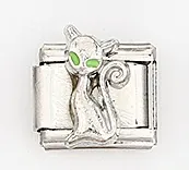 Detail eines silbernen Italian Charm Glieds mit 3D Katzenmotiv und grünen Augen
