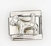Detailansicht des italienischen Modular-Charms mit einem erhabenen Hundepfoten- und Welpenrelief