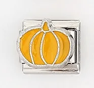 Détail d'un maillon de charme italien avec un motif de citrouille en émail jaune