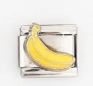Vue macro d'un lien charm italien avec banane jaune sur base en acier inoxydable