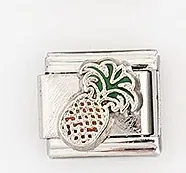 Détail d'un charm de style italien en acier inoxydable avec un motif d'ananas vert