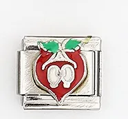 Vue détaillée d'un charm italien en acier inoxydable avec design de pomme rouge