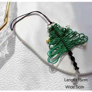 Detail van handgeweven kerstboomhanger met parels en sterbedel, maat 15cm x 5cm