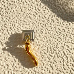 Maillon de bracelet italien avec pendentif piment cornicello doré sur base en acier