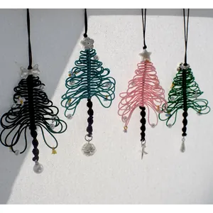 Handgemaakte geweven kerstboomhangers met parels en bellen in vier feestelijke kleuren