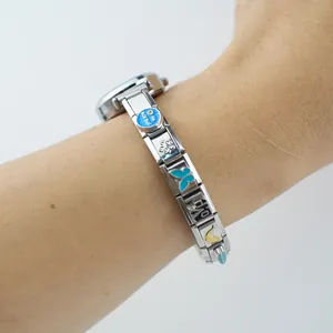 Dettagli di un braccialetto componibile italiano con charm smaltati a fiori