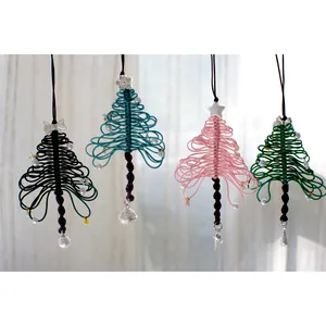 Handgemaakte macramé kerstboomhangers met sterren, parels en bellen in vier kleuren