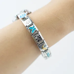 Dettaglio del bracciale a maglie componibili in acciaio con farfalla e luna