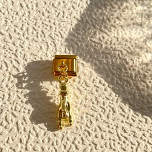 Maillon de charme italien avec pendentif geste de main rock doré sur un module rectangulaire