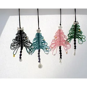 Handgeweven kerstboomhangers met parels en bellen in vier verschillende feestkleuren