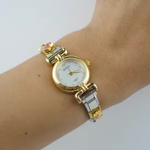 Dettaglio dell'orologio al quarzo BARSH con cinturino floreale bicolore oro e argento