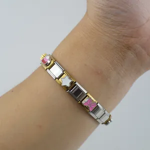 Primo piano di un bracciale modulare bicolore con motivi a cuore e stella