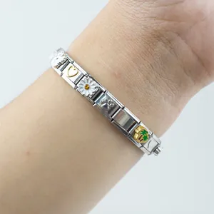Dettaglio macro del bracciale italiano modulare con charms a cuore e margherita