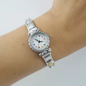 Dettaglio dell'orologio ROSIVGA argento con indici in pietre colorate e cinturino a stella