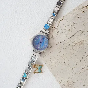 Dettaglio dell'orologio a bracciale modulare con ciondoli a cuore su base in pietra