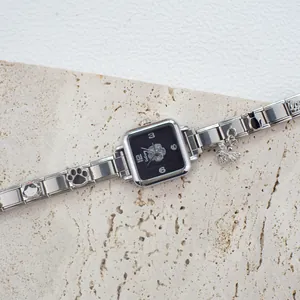 Dettaglio dell'orologio quadrato nero con cinturino a charm italiano e ciondolo