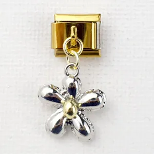 Detail eines italienischen Modul-Charms mit silbernem Blumenanhänger und goldener Mitte