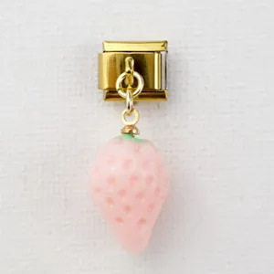 Detail eines vergoldeten Edelstahl-Charms im italienischen Stil mit rosa Erdbeere-Anhänger