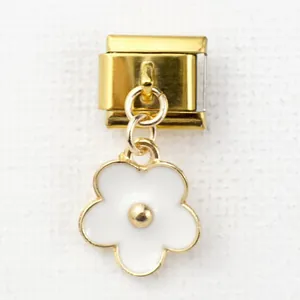 Makro-Detail des italienischen Charms mit Goldbasis und weißem Emaille-Gänseblümchen-Anhänger