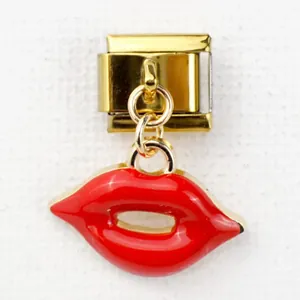 Nahaufnahme eines roten Emaille-Lippenanhängers an einem vergoldeten Armbandglied