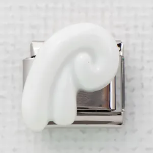 Detailopname van Italiaanse roestvrijstalen bedel met wit emaille P-ontwerp voor armbanden