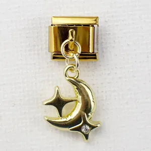 Makroaufnahme der italienischen Charm-Armband mit goldenem Mond und Stern Anhänger