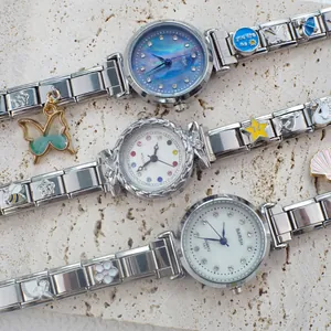 Tre eleganti orologi al quarzo con ciondoli assortiti su sfondo di pietra naturale