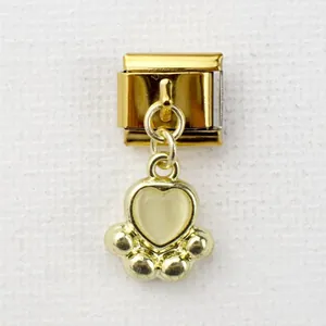 Detailansicht eines goldenen italienischen Modul-Charms mit Pfoten-Herz-Anhänger und Stein