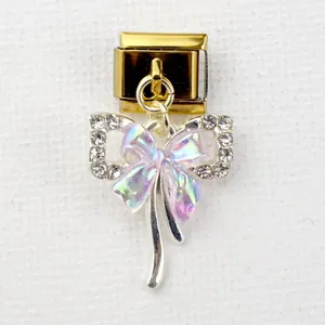 Detailansicht eines goldenen italienischen Charm-Anhängers mit Strass-Schleife und lila Mitte