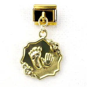 Detailansicht eines italienischen Charm-Glieds mit goldenem Baby-Hand- und Fußabdruck
