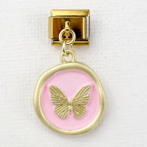 Detail eines rosa Emaille-Schmetterling-Anhängers an einem italienischen Goldmodul