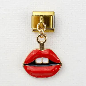 Detail eines italienischen Goldmoduls mit roten Emaille-Lippen und weißen Zähnen