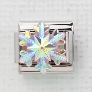 Close-up van Italiaanse modulaire bedel met een holografische sneeuwvlok op staal