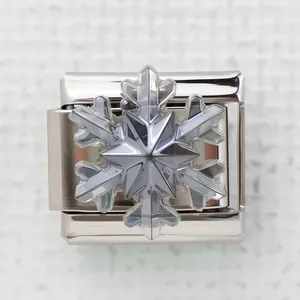 Macro-opname van een Italiaanse armband-schakel met een zilveren 3D-sneeuwvlokontwerp