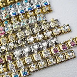 Detailansicht der italienischen Charm-Armbandglieder mit Parfümflaschen und Bären