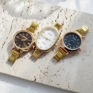 Trois élégantes montres à quartz pour femmes avec bracelets dorés sur fond de pierre