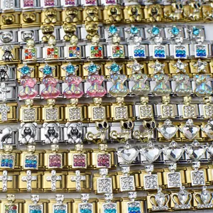 Detailsicht auf italienische Armbandglieder mit bunten Emaille-Bären und Sternmotiven