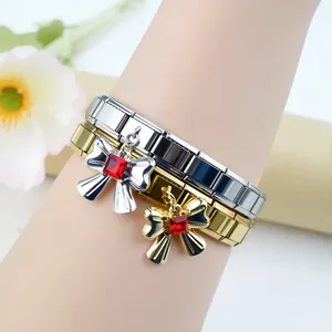 Bracelets à breloques italiens or et argent avec nœuds sertis de gemmes rouges au poignet