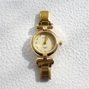 Gros plan d'une montre à quartz dorée avec logo BARTH et index en cristal