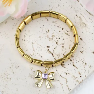 Détail d'un bracelet italien doré orné d'un pendentif nœud avec gemme violette