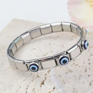 Détail d'un bracelet à breloques italien en acier inoxydable avec perles œil bleu sur pierre