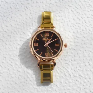 Détail du cadran de montre or rose avec chiffres romains et lunette géométrique