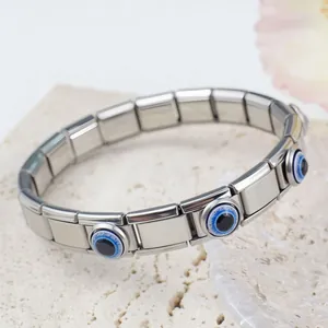 Détail macro de maillons de bracelet à breloques italien en acier avec incrustations Evil Eye