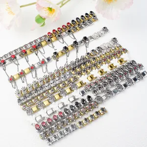 Dettaglio di bracciali Italian Charm con teschi gotici, cuori e ciondoli stile punk