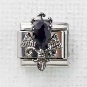 Dettaglio macro del charm modulare italiano in stile gotico con pietra nera sfaccettata