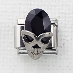 Dettaglio charm teschio gotico con gemma nera sfaccettata per bracciale in acciaio